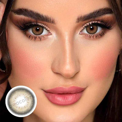 لنز عسلی با پوست روشن